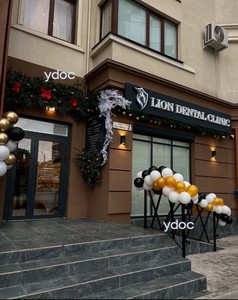 Вход в клинику