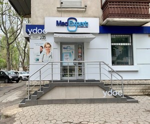 вход в клинику